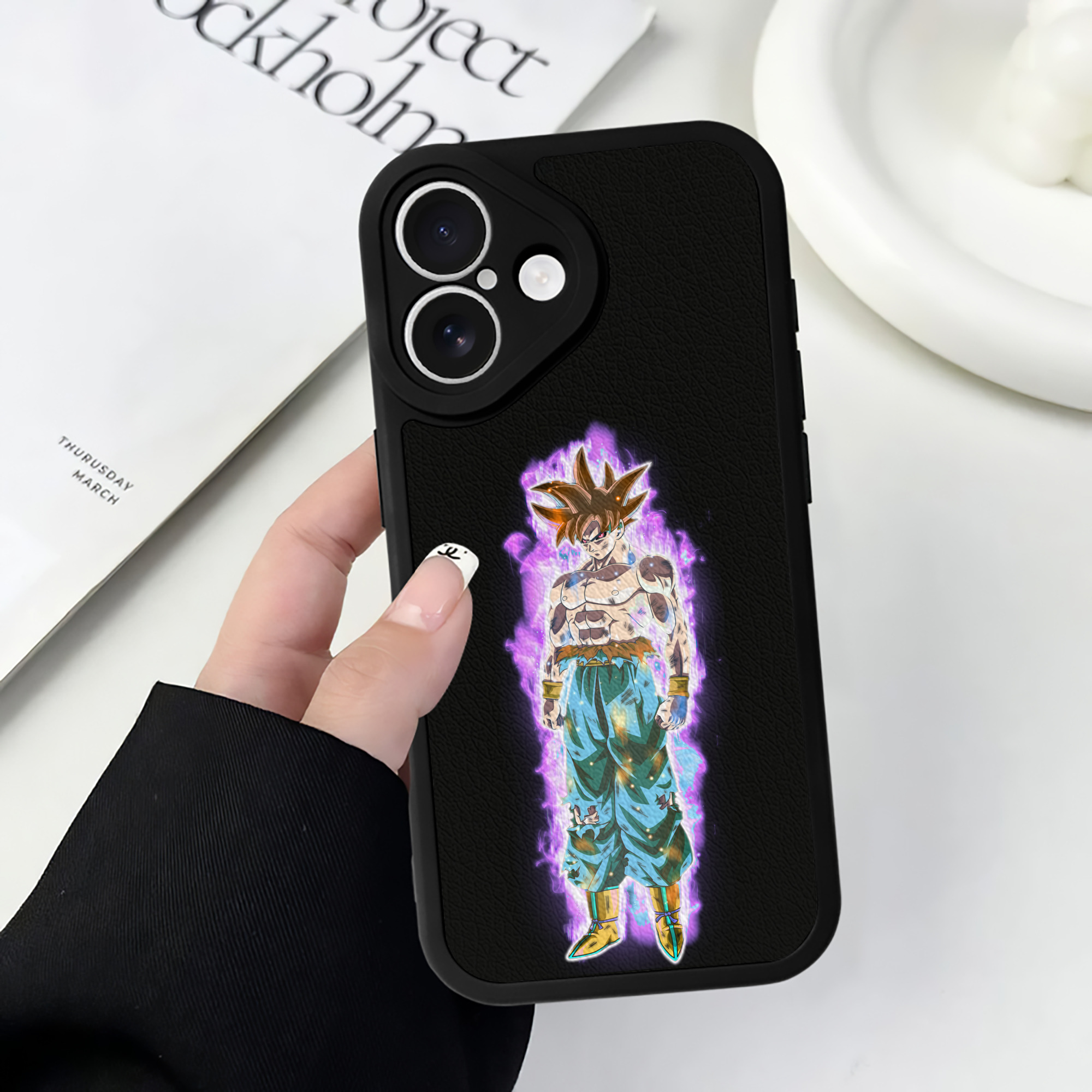 （画像用） ドラゴンボール 孫悟空（そん ごくう）Son Goku カカロット DRAGON BALL Kakarotto 【iPhone 16シリーズ対応】シリコンスマホケース（レザー調） 材質：シリコン